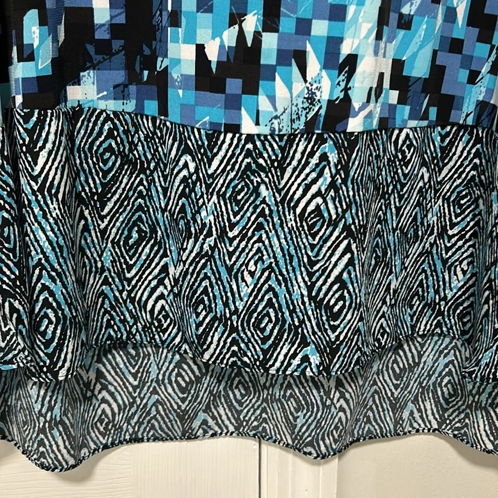 New Directions 2x geometric top in black, teal and white - Picture 2 of 5
